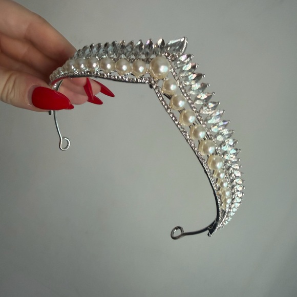 Elegant Pearl and Crystal Headband - Picture 5 of 8